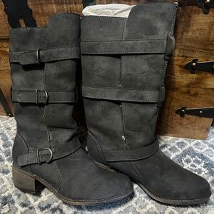 Women’s Tall Gray Boots with Faux Fur